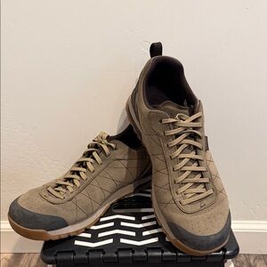 Men's Oboz Tan and Black Low Hiking Shoes
